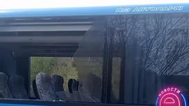 Разбитое окно в автобусе