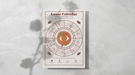 Лунный календарь лежит на столе
