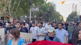 Протестующие идут по улицам Еревана
