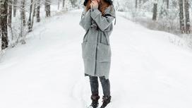Девушка стоит на дороге зимой