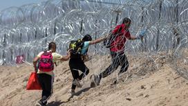 Мигранты пытаются пересечь границу Мексики