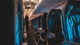 Черные кресла на борту самолета