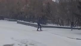 Мужчина катается на лыжах