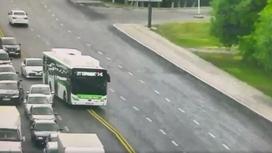 Автобус выезжает на встречную полосу