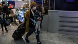 Женщина с ребенком в аэропорту
