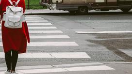 Девочка на пешеходном переходе