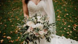 Невеста стоит в свадебном платье
