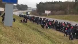 Группа беженцев, движущаяся к польской границе