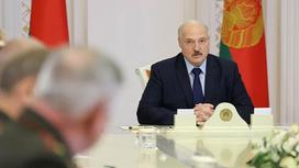 Лукашенко сидит в кресле на совращении