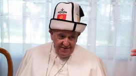 Папа Римский Франциск в кыргызском калпаке