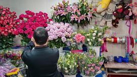 Мужчина в магазине цветов