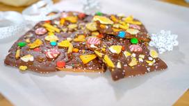 Плитки шоколада с крекером, леденцами и разноцветными драже