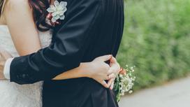 Жених с невестой обнимаются