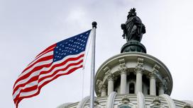 Флаг США развевается на фоне Капитолия