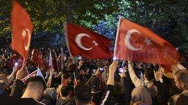 Люди с флагами Турции на улице после выборов