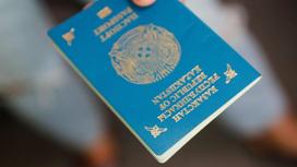 Женщина держит казахстанский паспорт в руках