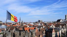 Флаг Бельгии на фоне города