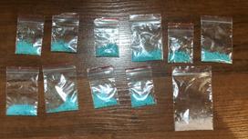 пакеты с наркотиками лежат на столе