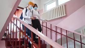 Ученики спускаются по лестнице в школе