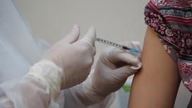 Медсестра ставит вакцину