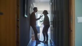 Мужчина и женщина стоят в квартире