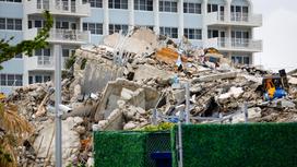 Обломки разрушенного здания во Флориде