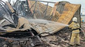 Огнеборец тушит пожар на базе отдыха в Абайской области