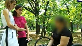 три девушки в парке, кадр з видео