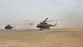 Военные вертолеты приземляются на трассу