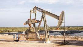 Нефтяная вышка стоит в поле