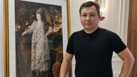 Мұхит-Ардагер Сыдықназаров Ару Сұлтанның портретінің қасында