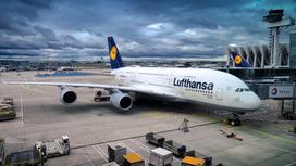 Самолет компании Lufthansa в аэропорту