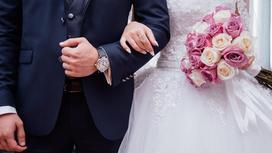 Жених и невеста держатся под руку