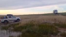 Спасатели вытаскивают автомобиль из грязи