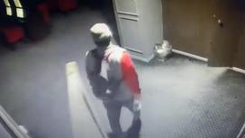 Подозреваемый в ограблении входит в здание лото-клуба в Актобе