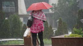 Женщина держит зонт