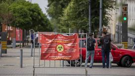 баннер с информацией о коронавирусе висит в Алматы
