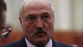 Александр Лукашенко смотрит вверх