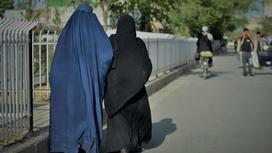 Паранжа (сол жақта) және никаб (оң жақта) киген әйелдер. Кабул көшесі. 7 мамыр, 2022 жыл.