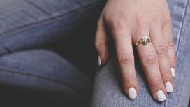 Кольцо надето на женскую руку