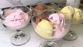 Шарики мороженого в креманках