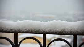 Снег лежит на балконе