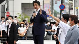 Синдзо Абэ во время выступления перед покушением