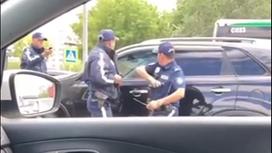 Полицейские пытаются заставить подозреваемого выйти из авто в Нур-Султане