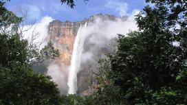 Водопад Анхель среди тропических джунглей