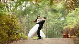 Невеста и жених в парке