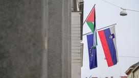 Флаги Словении, ЕС и Палестины на здании правительства Словении