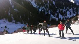 Группа альпинистов идут по заснеженному склону