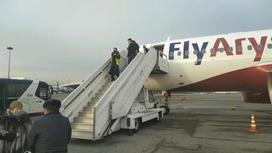 Пассажиры выходят из самолета FlyArystan