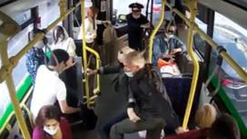 Люди падают в автобусе из-за резкого торможения